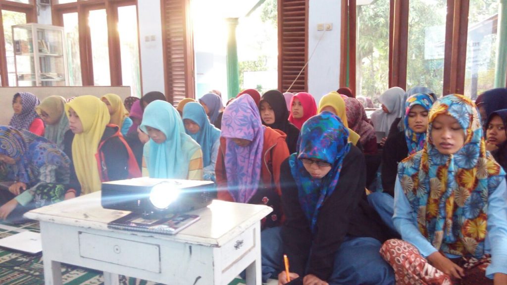 Suasana santri sedang belajar menulis. Meski pagi buta, santri tetap semangat untuk belajar