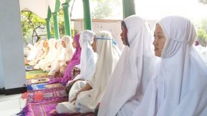 santri al fattah sedang mengikuti sholat gerhana